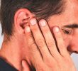 Правосторонняя боль в ухе (причины, симптомы и лечение)