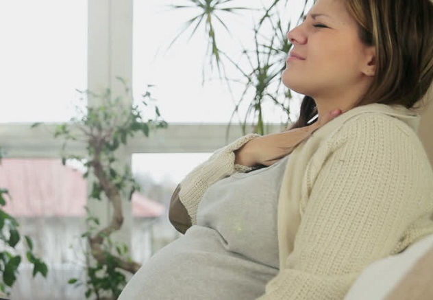 Как лечить больное горло во время первого триместра беременности