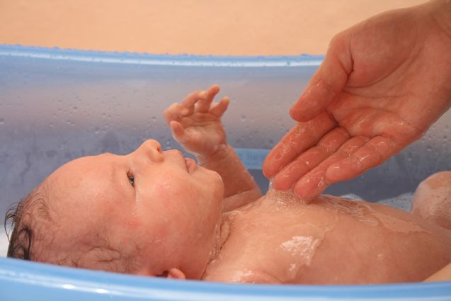 Как купать новорожденных малышей шаг за шагом