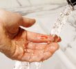 Можно ли промывать рану теплой водой? объяснение и советы