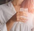 11 опасных последствий не питья воды после еды