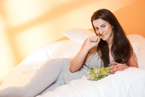 12 замечательных преимуществ потребления салата перед сном.