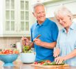 Польза от добавления масла и уксуса в салат для пожилых людей